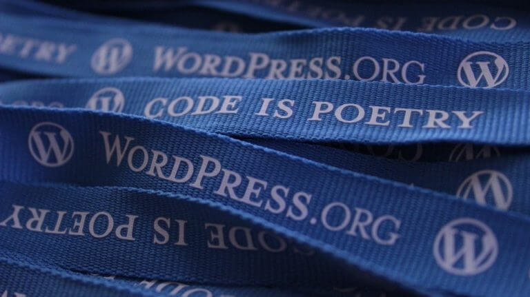 Cordões de crachá com o logo do WordPress, WordPress.org e a frase Code is Poetry